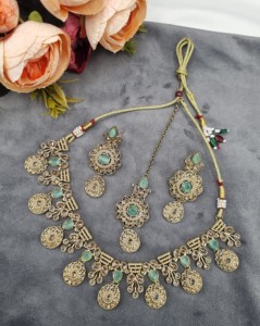 Ensemble de collier avec pierres précieuses rondes et en forme de poire, avec boucles d'oreilles et mangtika, bijoux de créateur, vêtements ethniques traditionnels, vente en gros - Product Image 1