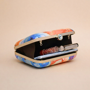 Pochette imprimée multicolore avec cadre métallique, coque rigide, finition satinée numérique, doublure en soie brute et fermoir en cristal - Product Image 4