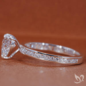 แหวนเพชรทรงหัวใจ 1 กะรัต เพาะเลี้ยงในห้องปฏิบัติการ รับรองโดย IGI ประดับเพชรแบบช่องและแบบฝังเต็มวง ตัวเรือนทองคำขาว 10K แหวนหมั้น - Product Image 2