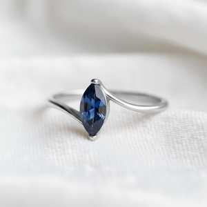 Anillo de Zafiro Azul Corte Marquesa, Plata de Ley 925, Chapado en Oro de 14K, Anillo de Compromiso Solitario Delicado, Piedra de Nacimiento de Septiembre - Product Image 4