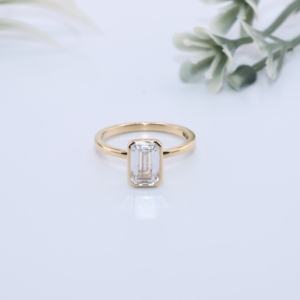 Bague solitaire minimaliste en or jaune massif avec diamant de laboratoire taille émeraude, monture élégante à galerie ouverte, pour fiançailles et anniversaire - Product Image 1