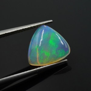 พลอยโอปอลเอธิโอเปียธรรมชาติ 2.50 กะรัต รูปทรงทริลเลียน คาโบชอง สีเล่นแสง/สีไฟ ยี่ห้อ HAYAAT GEMS ขนาด 11.7x11.5x3.8 มม. ของขวัญสำหรับเธอ - Product Image 3