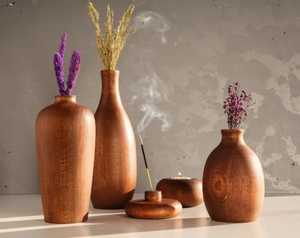 Jarrón cilíndrico de madera con grano natural y flores blancas de Baby's Breath, decoración minimalista, ecológica y artesanal para el hogar - Product Image 6