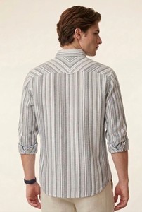 เสื้อเชิ้ตผู้ชายผ้าฝ้าย 100% ลายทาง กระดุมสองแถว แขนยาว ปกติดกระดุม ระบายอากาศได้ดี เหมาะสำหรับฤดูร้อน ผลิตแบบ ODM Enovate - Product Image 2
