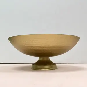 Elegante tazón de metal para servir, para una experiencia gastronómica de lujo. Tazón de metal de diseño artesanal para decoración del hogar y la oficina, con acabado seguro. - Product Image 3