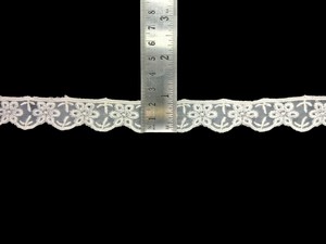 Cinta de encaje floral de organza blanca delicada de calidad premium - Pequeña cinta de bordado de nailon festoneado para prendas - Product Image 4