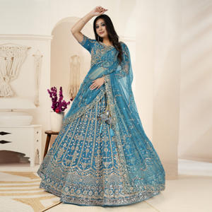 Lehenga Choli con bordados elaborados, diseño de falda acampanada, acabado de blusa elegante, estilo de dupatta transparente - Product Image 5