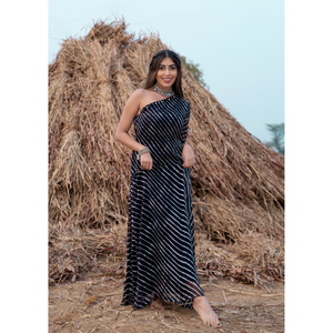 Robe longue en satin noir ornée à une épaule, style fourreau - Product Image 5