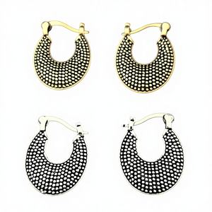 Pendientes Huggie Minimalistas de Plata al por Mayor, Ligeros, Estilo Bohemio, de Aleación, para Uso Diario, Precio de Fábrica de Fabricante Indio - Product Image 1