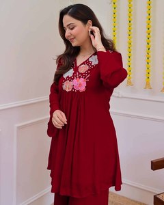 La temporada festiva requiere atuendos que brillen con la misma luminosidad que las celebraciones. Con este conjunto festivo de georgette puro, ¡estás listo para la fiesta! - Product Image 3