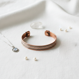 Bracelet manchette magnétique artisanal en cuivre et laiton - Bracelet thérapeutique pour soulager l'arthrite et les douleurs articulaires - Bijou bien-être en métal pour femme - Product Image 2