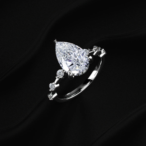 Anillo de compromiso de moissanita talla pera al por mayor, con tallo de oro macizo y diamantes espaciados, colección de joyería nupcial moderna para tiendas minoristas - Product Image 4