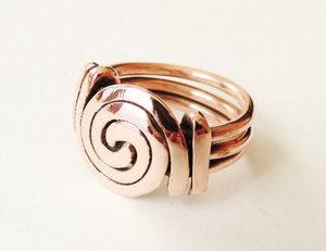 Anillo de cobre con una apariencia atractiva, ideal para tiendas boutique y colecciones de accesorios de moda. - Product Image 4