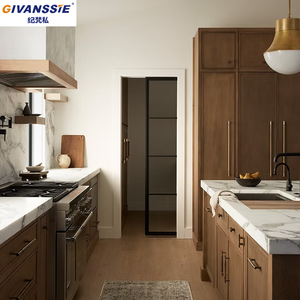 Armoire de cuisine moderne en bois bicolore de luxe, écologique, sur mesure, finition noyer chaud américain, cadre noir, portes en verre cannelé - Product Image 4