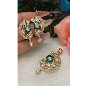 Parure de colliers pendentifs classiques et élégants plaqués or finition blanche, avec boucles d'oreilles en zircon, pour mariage et soirées - Product Image 1