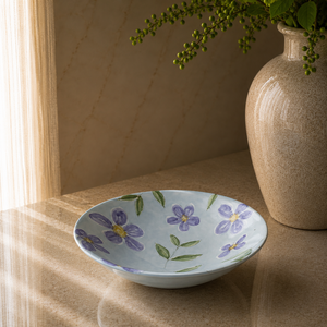 Tazón de Ensalada de Cerámica Hecho a Mano con Patrón Floral Artístico de Lavanda, Superficie Esmaltada Duradera para Vajilla Moderna y Elegante - Product Image 1