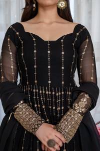 ชุดเดรส Anarkali สำหรับผู้หญิง ดีไซน์หรูหรา ประดับด้วยงานปักลาย Zari อย่างละเอียด พร้อมงานปักเลื่อม มีจำหน่ายจำนวนมากในราคาประหยัด - Product Image 5