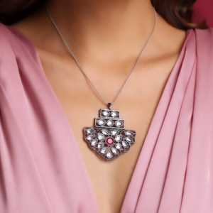 Elegante Collar con Colgante de Plata Hecho a Mano con un Intrincado Diseño Geométrico con Piedras Kundan Blancas y un Rubí Central - Product Image 1