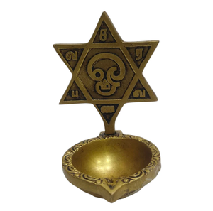 Diya à huile en laiton en forme de coquille, orné de gravures texturées complexes et d'un base lestée, disponible à prix de gros. - Product Image 2
