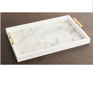 Fabulosa Bandeja de Madera para Servir Pasta con Diseño Personalizado, Acabado Esmaltado y Asa Dorada - Product Image 1