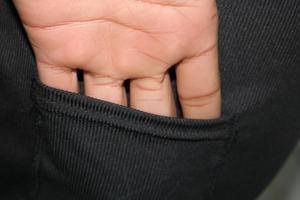 Shorts Deportivos Negros de Cintura Media con Cordón Ajustable y Tejido de Punto - Product Image 4
