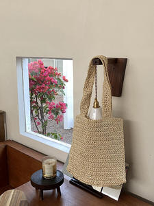 Complétez vos tenues bohèmes avec ce sac en fil naturel saisissant, orné de crochet floral traditionnel et doté de bretelles robustes. - Product Image 2