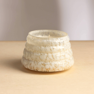 เทียนหอมกลิ่นพาสเทลไวส์เปอร์ในกระปุกขี้ผึ้งสีขาว - Product Image 1