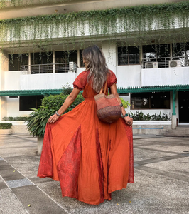 Robe longue élégante en coton biologique écologique, couleur terre cuite, avec empiècements en dentelle, col en V profond romantique, style bohème fluide, idéale pour les vacances - Product Image 2