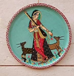 Plato Decorativo de Madera con Arte Folclórico Rajastaní para Celebraciones de Cumpleaños y Bodas - Product Image 2