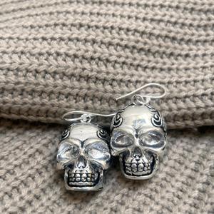 Boucles d'oreilles pendantes gothiques tête de mort, en laiton plaqué argent, pour femme, effet oxydé, vente en gros - Product Image 2