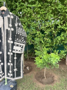 Abrigo Largo de Terciopelo Bordado a Mano de Lujo para Mujer |   Ropa de Invierno de Primera Calidad |   Chaqueta Bomber de Moda Artesanal |   Algodón - Product Image 4