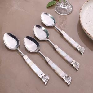Juego de cubiertos modernos de 4 piezas con cuchara, tenedor y cuchillo de plata elegante con mangos de nácar, estilo europeo. - Product Image 2