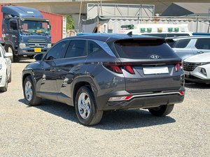 รถ SUV Tucson ปี 2022 สีเทา มือสอง เครื่องยนต์เบนซิน กุญแจสมาร์ทคีย์ ระบบเตือนล้อหลุด (LDWS) เบาะนั่งแบบมีระบบทำความร้อนและระบายอากาศ พวงมาลัยซ้าย 5 ที่นั่ง รถนำเข้าจากเกาหลี - Product Image 2