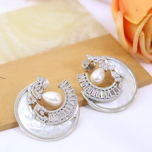 Boucles d'oreilles clous tendance en laiton plaqué argent de qualité supérieure avec zircon CZ, collection pour soirées et événements féminins - Product Image 3