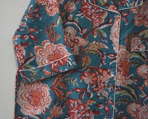 Ensemble de pyjama d'été en coton floral fait main pour femme, imprimé blocs bleu sarcelle et corail, chemise à manches longues boutonnée et short assorti - Product Image 3