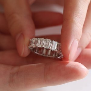 Anillo de eternidad de oro blanco de 14 quilates con diamante cultivado en laboratorio de corte esmeralda de 6*4 mm, anillo de boda certificado por IGI. - Product Image 1