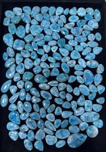 พลอยลาริมาร์ธรรมชาติทรงหลังเบี้ย คุณภาพ AAA สีฟ้าอมเขียว ขัดเงา รูปทรงและขนาดคละแบบ ขายส่งสำหรับทำเครื่องประดับ - Product Image 2