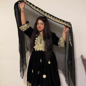 Exquisito Vestido Afgano de Terciopelo Morado con Bordado Metálico Dorado Ornamentado y Detalles Intrincados en las Mangas para Eventos Formales - Product Image 5