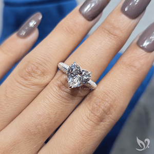 Anillo de compromiso con diamante cultivado en laboratorio de 3 quilates con corte en forma de corazón y banda micro pavé en oro blanco de 10 quilates, certificado por IGI. - Product Image 3