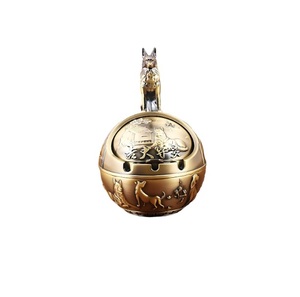 Cenicero decorativo vintage a prueba de viento con tapa para cigarrillos, cenicero metálico portátil, cenicero para cigarrillos con control de olores, para interiores y exteriores, regalo elegante. - Product Image 5