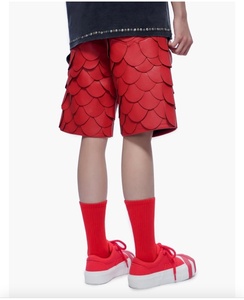 Pantalones Cortos para Hombre con Estampado de Escamas Rojas, Cintura Elástica, Estilo Urbano, Tejidos, de Tiro Medio, con Bolsillos - Product Image 2