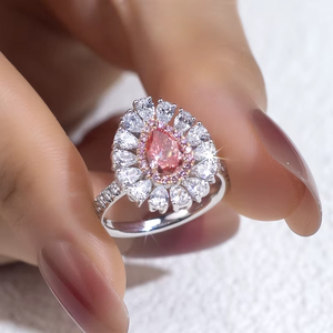 Bague de fiançailles de luxe pour femme avec diamant rose fantaisie taille poire et diamants latéraux couleur D, certifiée IGI - Product Image 6