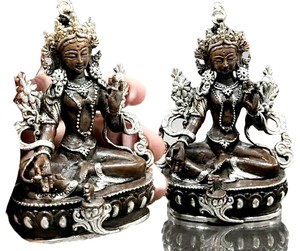 Estatua de Tara Verde, Figura Budista Tallada y Plateada, con Rostro en Oro de 24 Quilates # 219 Nepal de 14 pulgadas - Product Image 2