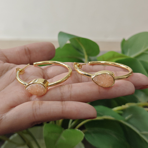 ต่างหูห่วงเปิดทำมือประดับด้วยหินน้ำตาลหลากสีเคลือบทอง 18k สำหรับผู้หญิง ดีไซน์โดดเด่นไม่ซ้ำใคร ขายส่งเครื่องประดับ - Product Image 4