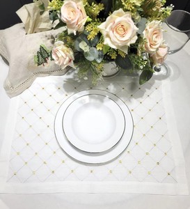 Ensemble de nappes et de serviettes de table de luxe en lin 100% brodé de points dorés géométriques Quang Thanh, personnalisable en gros, lavable en machine, pour mariage et maison - Product Image 3