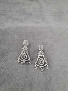 Boucles d'oreilles pendantes en forme d'éventail, plaquées rhodium, avec pierre de coupe poire et diamant américain, collection de boucles d'oreilles de luxe à la mode, vente en gros - Product Image 3