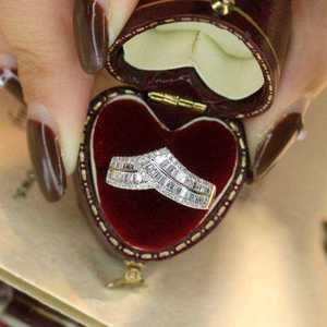 Bague élégante en forme de V avec grappe de baguettes, en argent massif, bande chevron incurvée, sertie de diamants de laboratoire étincelants, plaquée or 18 carats - Product Image 2