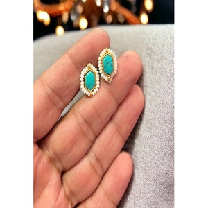 Pendientes de botón vintage chapados en oro con turquesa y engaste de perlas de imitación para la colección de fiesta de mujer - Product Image 1