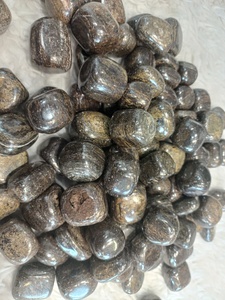 Pierre de bronzite polie, aux tons bronze terreux, lueur métallique subtile, forme arrondie lisse, texture raffinée pour les amateurs de minéraux. - Product Image 2