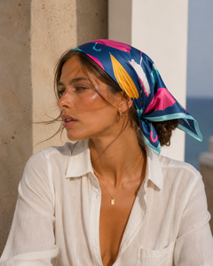 Foulard carré en satin de soie imprimé motif parapluie bleu rose jaune, accessoire de luxe estival pour le quotidien et cadeau - Product Image 2